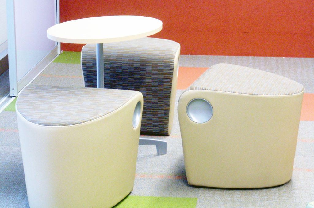 SIZ D102 tables and chairs